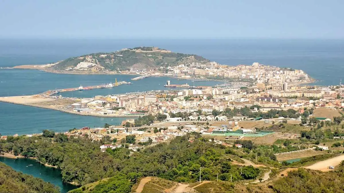 Tahukah kamu kalau Spanyol punya kota yang justru berada di Benua Afrika? Namanya Ceuta. Letaknya unik, budayanya beragam, dan menjadi perbatasan langsung Uni Eropa dengan Maroko (wikivoyage.org)