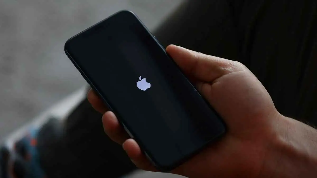 Banyak pengguna iPhone baru sadar pentingnya fitur keamanan setelah HP hilang. Padahal, hanya butuh waktu sekitar 5 menit untuk mengaktifkan pengaturan yang bisa melindungi Apple ID, data pribadi, hingga mobile banking dari tangan pencuri. (Ilustrasi iphone)