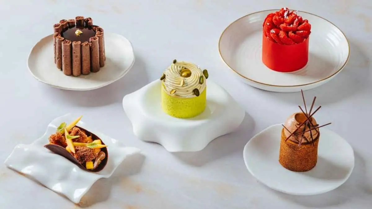 Dulu hanya bisa dinikmati di hotel berbintang, kini petite gateau menjadi peluang bisnis yang dilirik banyak UMKM. Dengan tampilan premium, rasa yang memikat, dan kekuatan media sosial, dessert mungil ini mampu menghasilkan keuntungan menarik meski diproduksi dari dapur rumahan. (scoolinary.com)