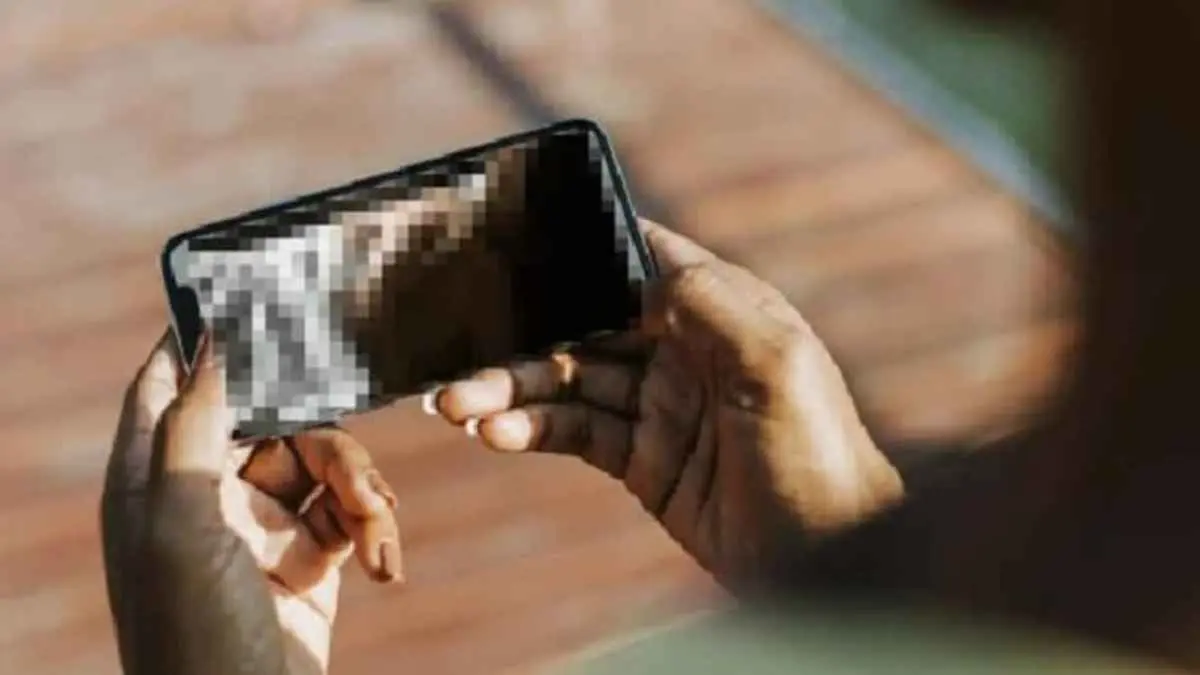 Video "Yank Wes Yank" mendadak menjadi perbincangan publik usai diduga berawal dari siaran live TikTok. Di balik viralnya rekaman tersebut, masyarakat diingatkan agar tidak ikut menyebarkan karena dapat berujung pada sanksi pidana. (Ilustrasi peredaran video asusila/Freepik)