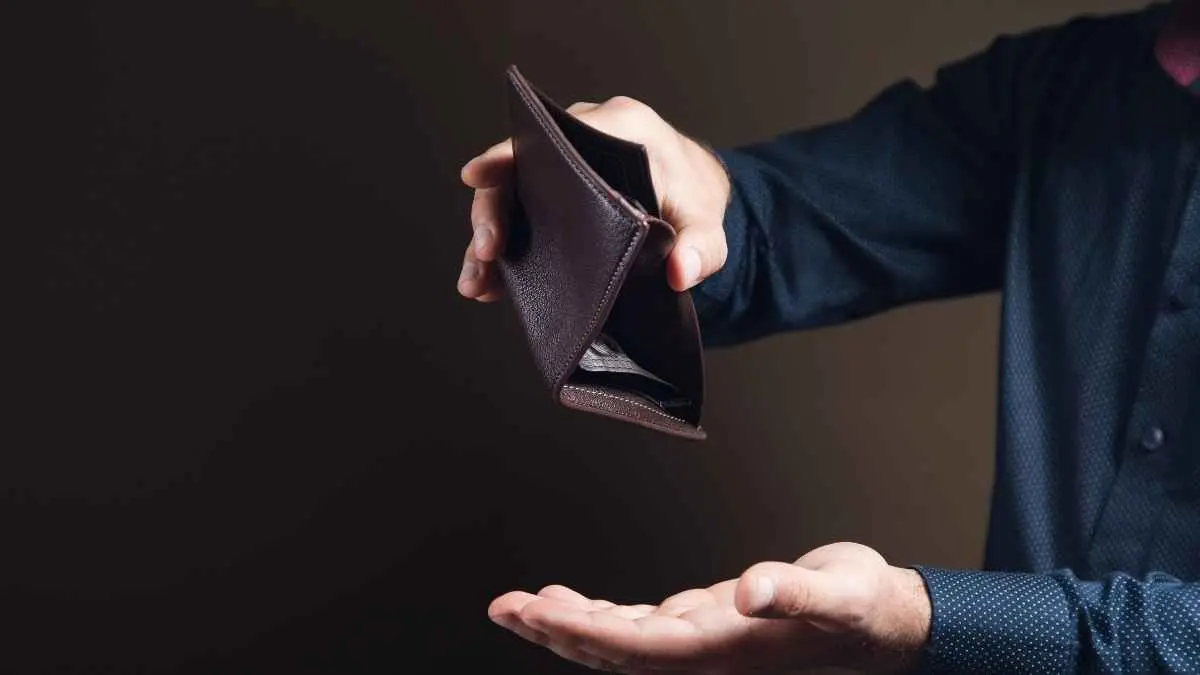 Gaji baru masuk, tapi baru pertengahan bulan saldo sudah menipis? Mungkin masalahnya bukan pada besarnya penghasilan, melainkan cara mengelolanya. Di era promo digital, FOMO, dan buy now, pay later, literasi keuangan menjadi bekal penting agar Gen Z bisa hidup lebih tenang, terhindar dari utang konsumtif, dan membangun masa depan finansial yang lebih sehat. (ilustrasi)