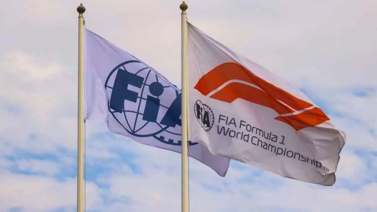 Formula 1 kembali bersiap memasuki babak baru. FIA resmi menyusun regulasi untuk musim 2027 dengan perubahan besar pada mesin hybrid, distribusi tenaga, hingga aturan pramusim. Tujuannya jelas: menghadirkan mobil yang lebih agresif, balapan yang lebih seru, dan tetap mendukung teknologi ramah lingkungan. (www.formula1.com)