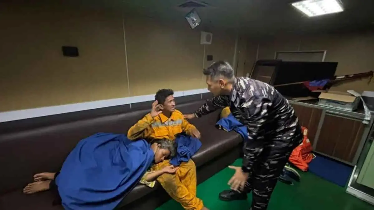 Prajurit TNI AL memberikan pertolongan kepada korban kebakaran KM Mutiara Sentosa II di Perairan Sumenep, Madura, Jatim. (TNI AL)