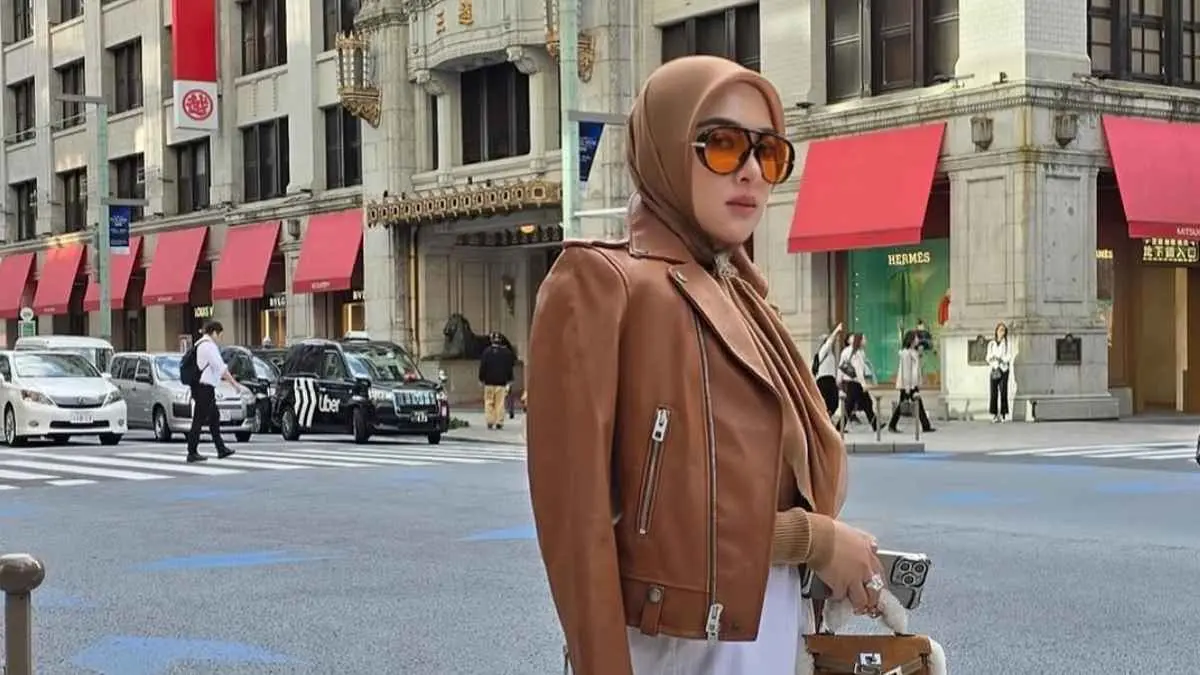 Setelah hampir tujuh tahun vakum dari dunia musik, Syahrini akhirnya kembali. Pelantun "Sesuatu" itu akan merilis single terbaru berjudul Kau yang Utama yang disebut memiliki makna mendalam untuk keluarga. (instagram.com/princessyahrini)