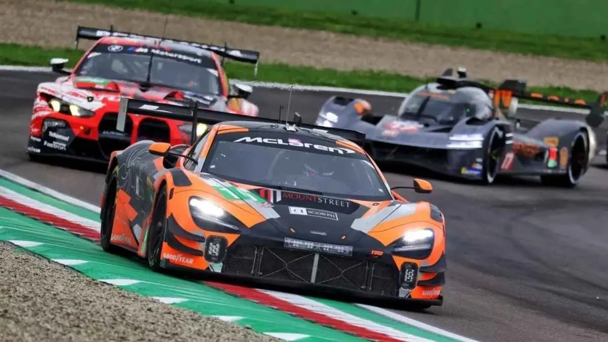 Benturan jadwal WEC dan GT World Challenge 2026 membuat sejumlah tim pabrikan menghadapi dilema besar. McLaren, Ferrari, Porsche, hingga BMW harus menentukan prioritas pembalap yang tampil di dua kejuaraan bergengsi pada akhir pekan yang sama. (Photo by: James Moy Photography via Getty Images)