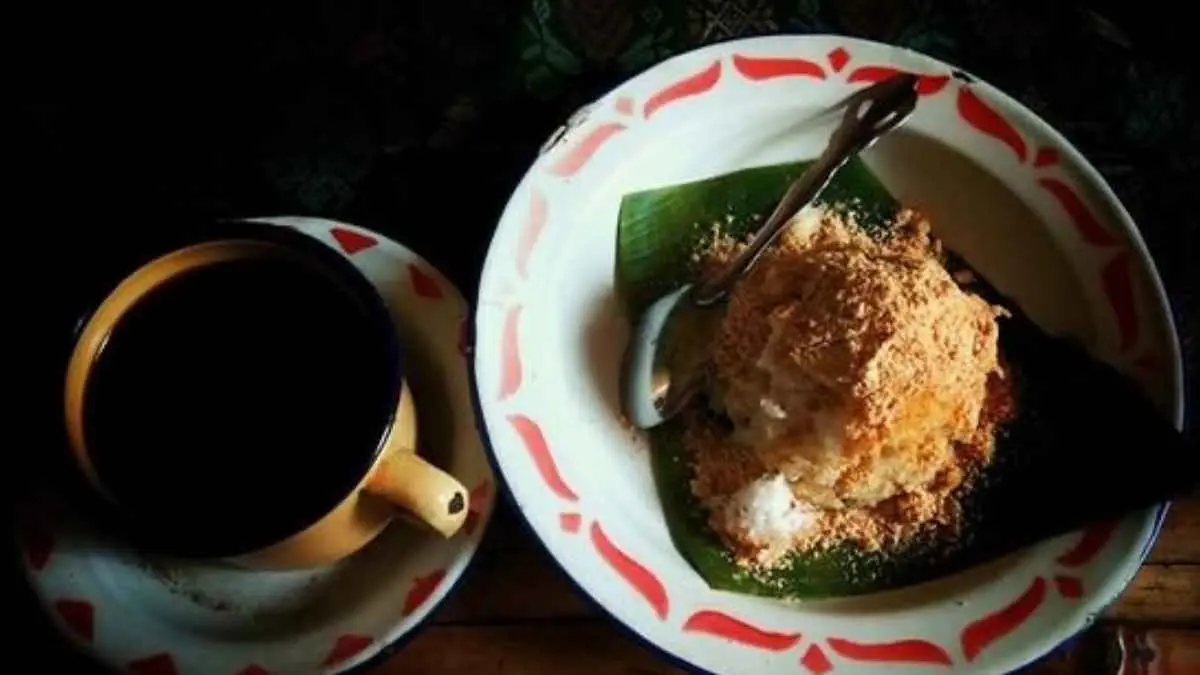 Sebelum jalanan Tuban dipenuhi kendaraan, ada pemandangan yang hampir selalu sama setiap pagi. Secangkir kopi, sepiring ketan, dan obrolan panjang yang bisa berakhir di topik politik. Tradisi sederhana yang ternyata menyimpan makna besar. (tripadvisor.co.id)