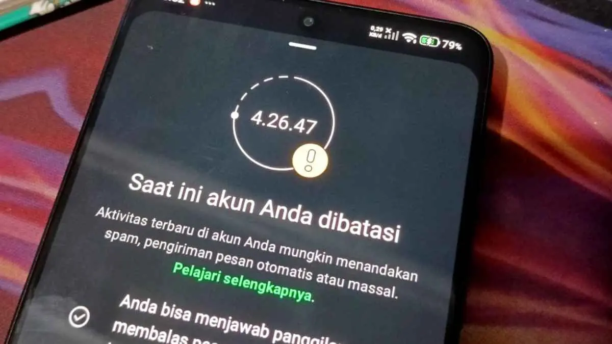 Banyak pengguna mengeluhkan akun WhatsApp mereka tiba-tiba dinonaktifkan tanpa alasan yang jelas. Meta akhirnya angkat bicara dan mengakui adanya kesalahan sistem yang kini sedang diperbaiki. (Sumber: Radar Bonang)