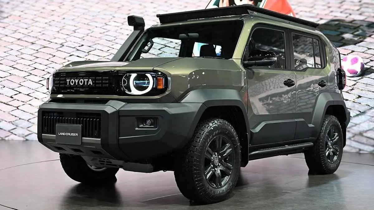 Pecinta SUV bersiap! Toyota Land Cruiser FJ dikabarkan akan resmi meluncur di Indonesia pada November 2026. Desain retro, sasis ladder frame, dan kemampuan off-road menjadi daya tarik utamanya. (Wikipedia)