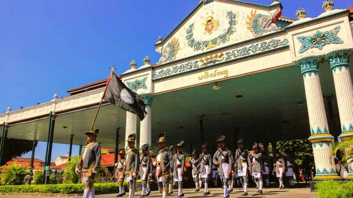 Selama lebih dari 270 tahun berdiri, Keraton Yogyakarta selalu dipimpin oleh seorang sultan laki-laki. Mengapa belum pernah ada ratu? Berikut sejarah, tradisi, dan dinamika yang melatarbelakanginya. (suaraaisyiyah.id)