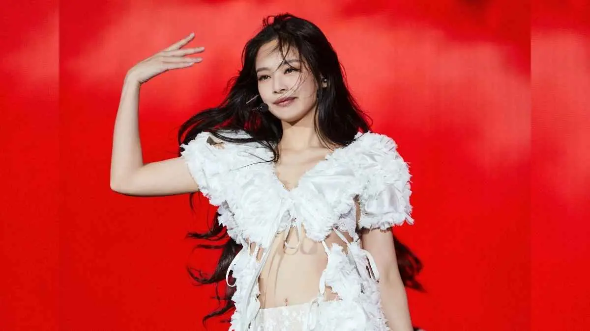 Setelah menjalani jadwal padat selama lebih dari setahun, Jennie BLACKPINK mengaku ingin mengambil jeda dari dunia hiburan. Keputusan ini baru akan dilakukan setelah album solo keduanya resmi dirilis. (www.vogue.co.uk)