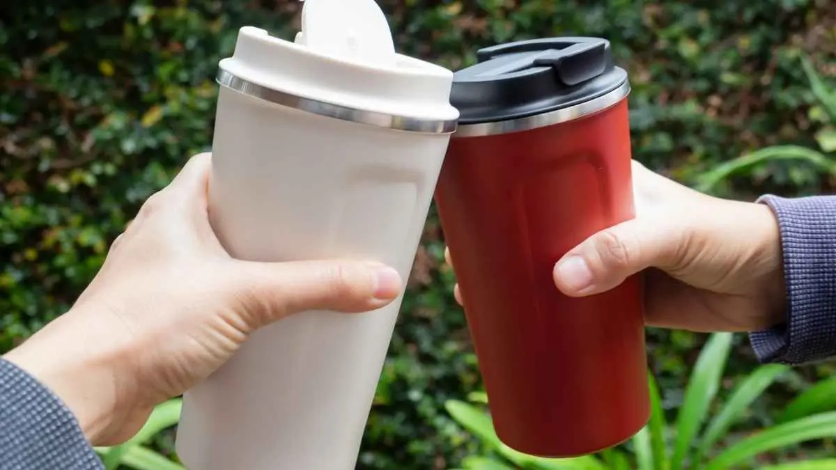 Sudah bawa tumbler ke mana-mana, pakai tas kain, dan mengurangi plastik sekali pakai. Tapi kenapa cuaca tetap makin panas? Ternyata, akar krisis iklim jauh lebih besar daripada sekadar sedotan dan tumbler. (Ilustrasi tumbler)