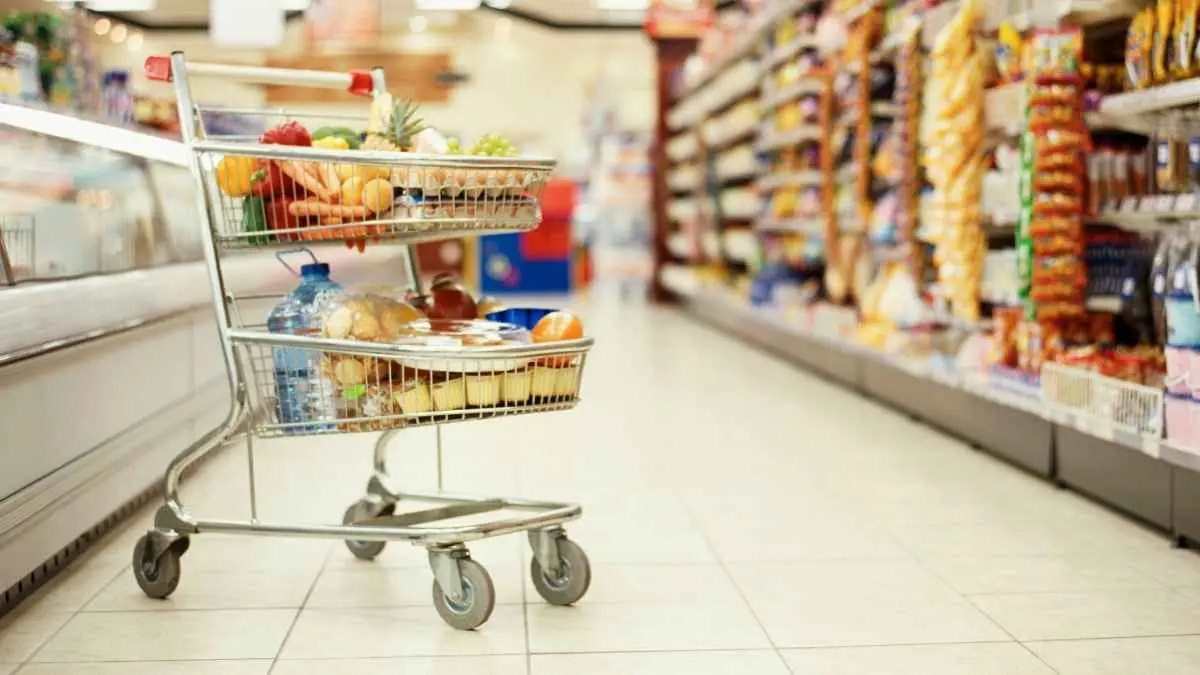 Pernah masuk supermarket cuma mau beli tiga barang, tapi pulang dengan satu troli penuh? Ternyata itu bukan sekadar "lapar mata". Mulai dari tata letak toko, aroma roti, musik, hingga ukuran troli dirancang untuk memengaruhi cara otak mengambil keputusan saat berbelanja. (ilustrasi)