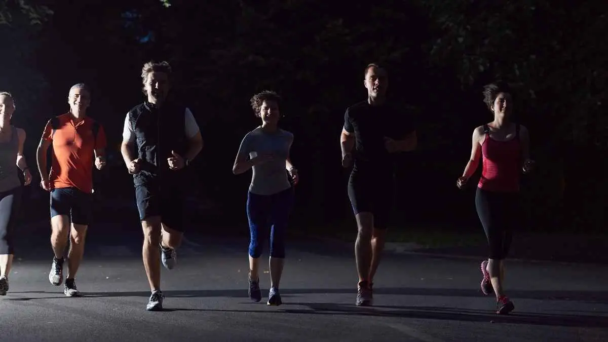 Lari malam kini bukan sekadar tren atau ikut-ikutan. Bagi banyak Gen Z, night run telah menjadi gaya hidup baru yang memadukan olahraga, komunitas, dan pengalaman menikmati suasana kota di malam hari. Namun, di balik serunya mengejar kilometer, keselamatan dan kualitas istirahat tetap harus menjadi prioritas. (ilustrasi night run)