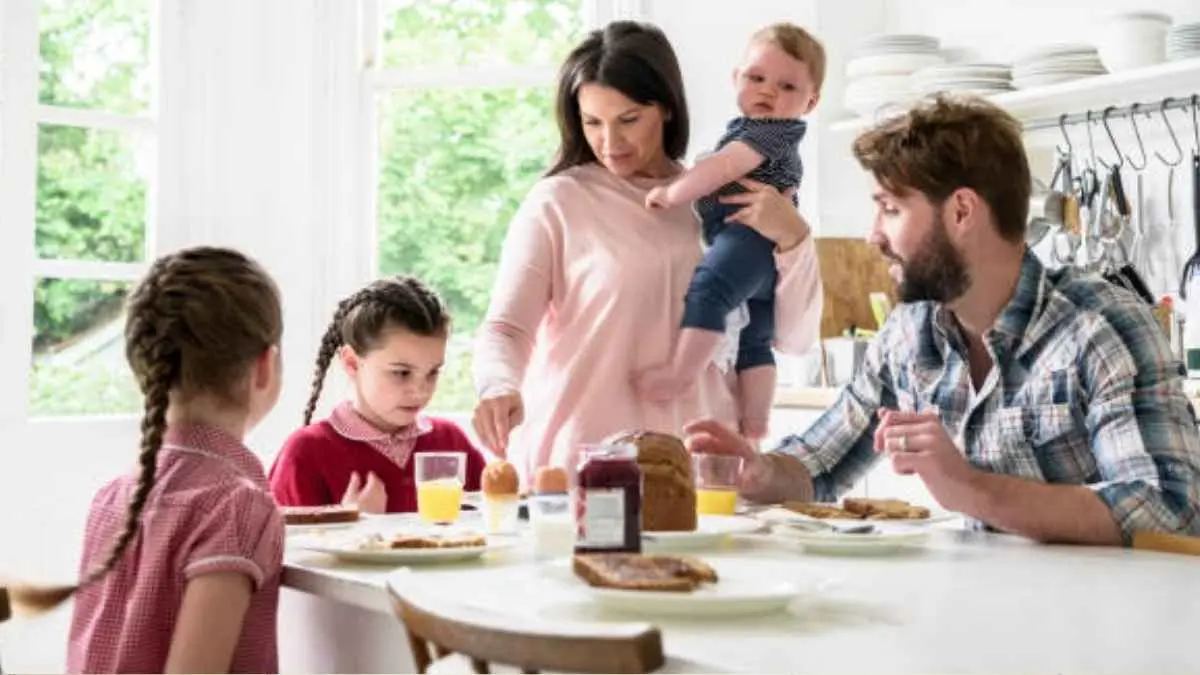 Pagi hari bagi working mom bukan sekadar bersiap ke kantor. Di balik sarapan, bekal sekolah, dan rapat kerja, ada morning chaos yang penuh drama, tekanan waktu, hingga rasa mom guilt. Meski sering terasa melelahkan, perjuangan ini menjadi gambaran nyata bagaimana seorang ibu menjalankan banyak peran dalam satu waktu. (ilustrasi morning chaos)
