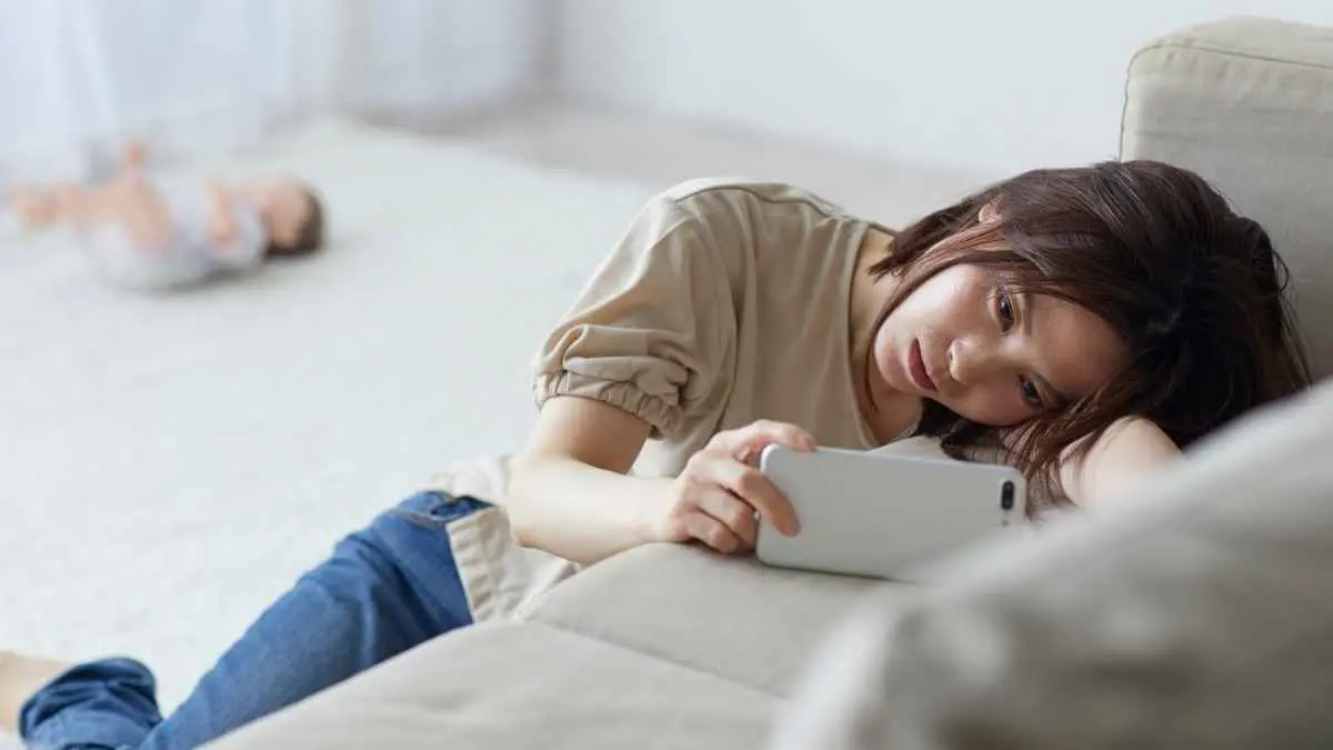 Banyak yang mengira ibu rumah tangga hanya mengurus pekerjaan rumah. Padahal, ada beban mental yang terus bekerja tanpa henti setiap hari. Fenomena ini disebut mental load dan bisa memicu kelelahan emosional jika terus diabaikan. (ilustrasi)