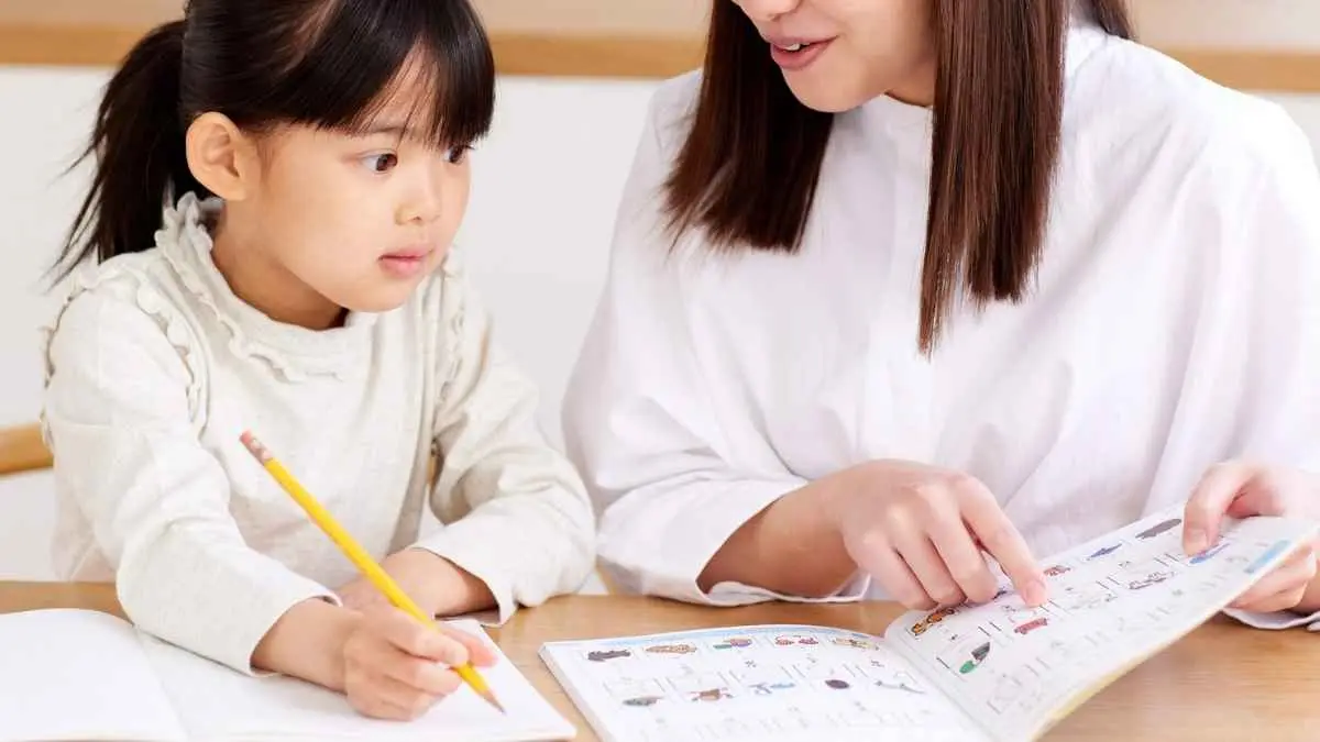 Benarkah anak pintar pasti mewarisi kecerdasan dari ibunya? Ternyata jawabannya tidak sesederhana yang selama ini dipercaya. Simak penjelasan ilmiah tentang peran genetik, ayah, hingga lingkungan dalam membentuk kecerdasan anak. (ilustrasi)