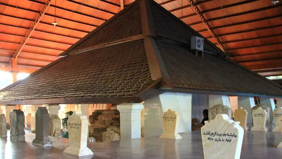 Makam Sunan Bonang di Tuban bukan sekadar destinasi wisata religi. Di balik ramainya peziarah, tersimpan kisah dakwah melalui seni, sejarah penyebaran Islam, hingga misteri lokasi makam yang masih menjadi perbincangan. (iainutuban.ac.id)