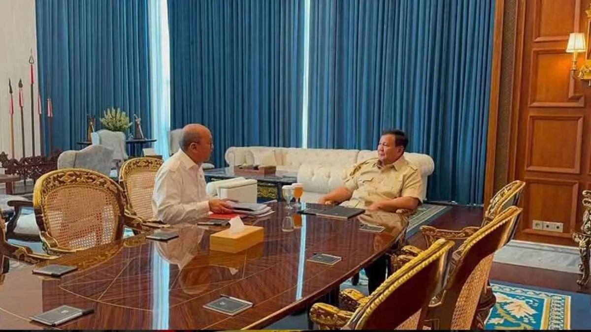 Presiden Prabowo menerima laporan terbaru mengenai pembangunan Kampung Haji di Makkah dari Rosan Roeslani. Tak hanya itu, pertemuan di Istana juga membahas efisiensi BUMN hingga percepatan hilirisasi yang menjadi program prioritas pemerintah (Sumber Foto: Instagram @sekretariat.kabinet)