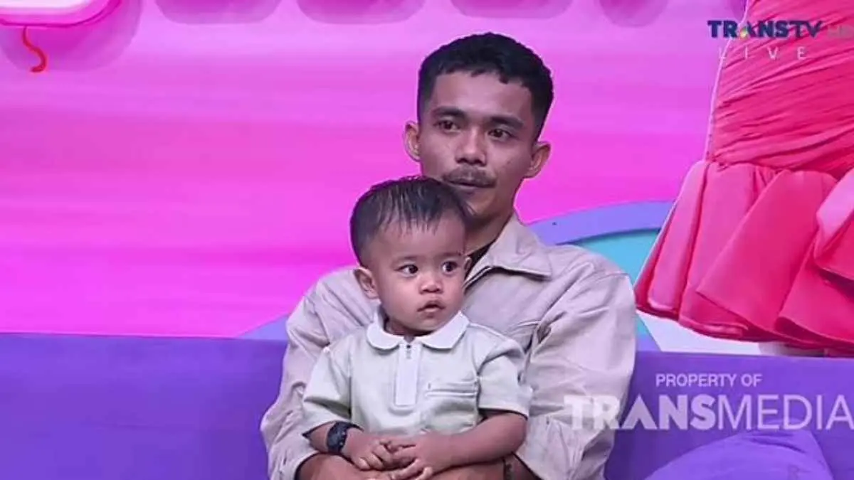 Seorang driver ojol rela meninggalkan balita sendirian di kontrakan setiap hari demi mencari nafkah. Kisah ayah tunggal ini menyentuh hati publik setelah mengaku sempat berada di titik terendah akibat tekanan ekonomi. (Sumber Foto: Tangkapan layar video YouTube @TRANSTVofficial)
