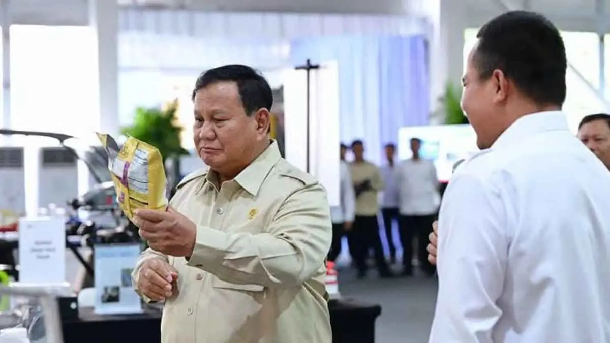 Lebih dari 150 periset terbaik Indonesia berkumpul di Istana untuk berdialog langsung dengan Presiden Prabowo. Dari riset nuklir, Giant Sea Wall, hingga sepatu sekolah hasil inovasi BRIN, pemerintah menegaskan riset dan pendidikan menjadi kunci menuju Indonesia Emas 2045. (Instagram @sekretariat.kabinet)