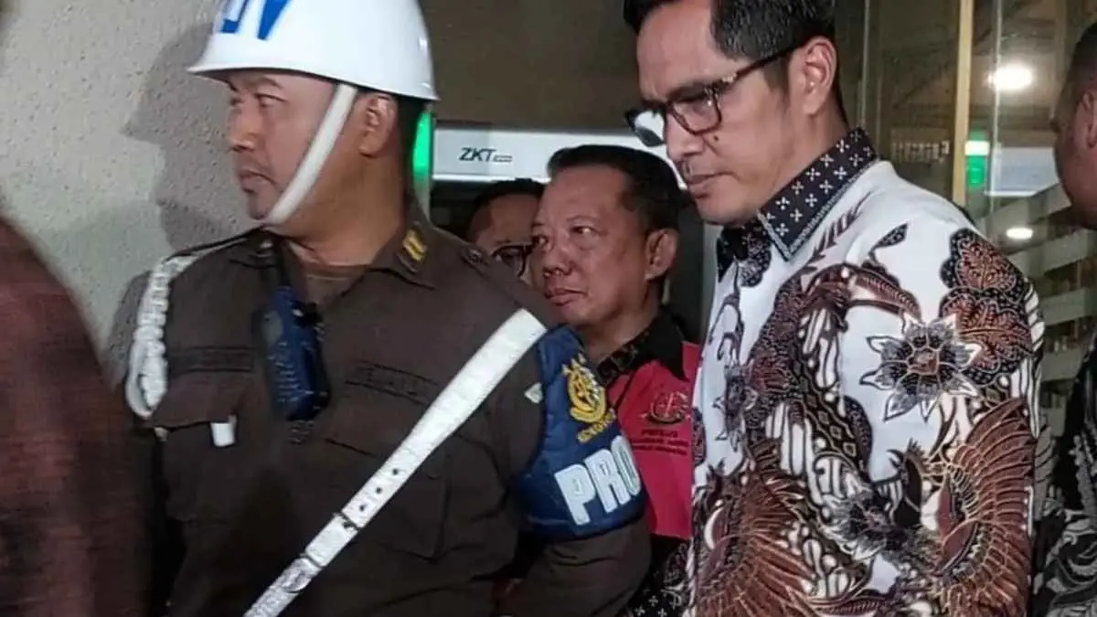 Febrie Adriansyah bungkam usai diperiksa lebih dari 6 jam di Kejagung. Di tengah penyidikan dugaan TPPU, tim hukum menyiapkan saksi meringankan dan ahli serta menghadapi sidang praperadilan pada 18-19 Agustus 2026. Di sisi lain, penyidik masih menelusuri aset berupa emas 74 kilogram dan uang senilai Rp476 miliar. (Ryandi Zahdomo/JawaPos.com)