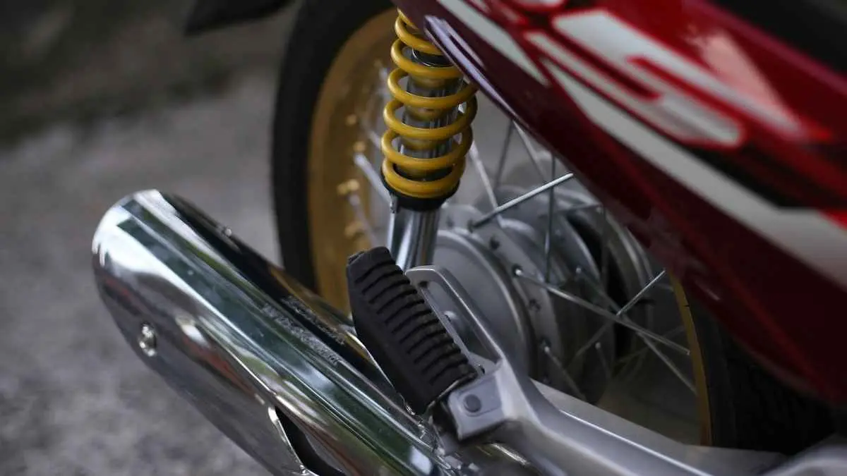 Knalpot makin berisik, makin keren? Belum tentu. Di tengah tren modifikasi motor, suara knalpot brong justru semakin banyak dikeluhkan karena mengganggu kenyamanan warga. Menurut kamu, modifikasi motor seharusnya bebas atau tetap wajib mempertimbangkan kenyamanan orang lain? (ilustrasi)