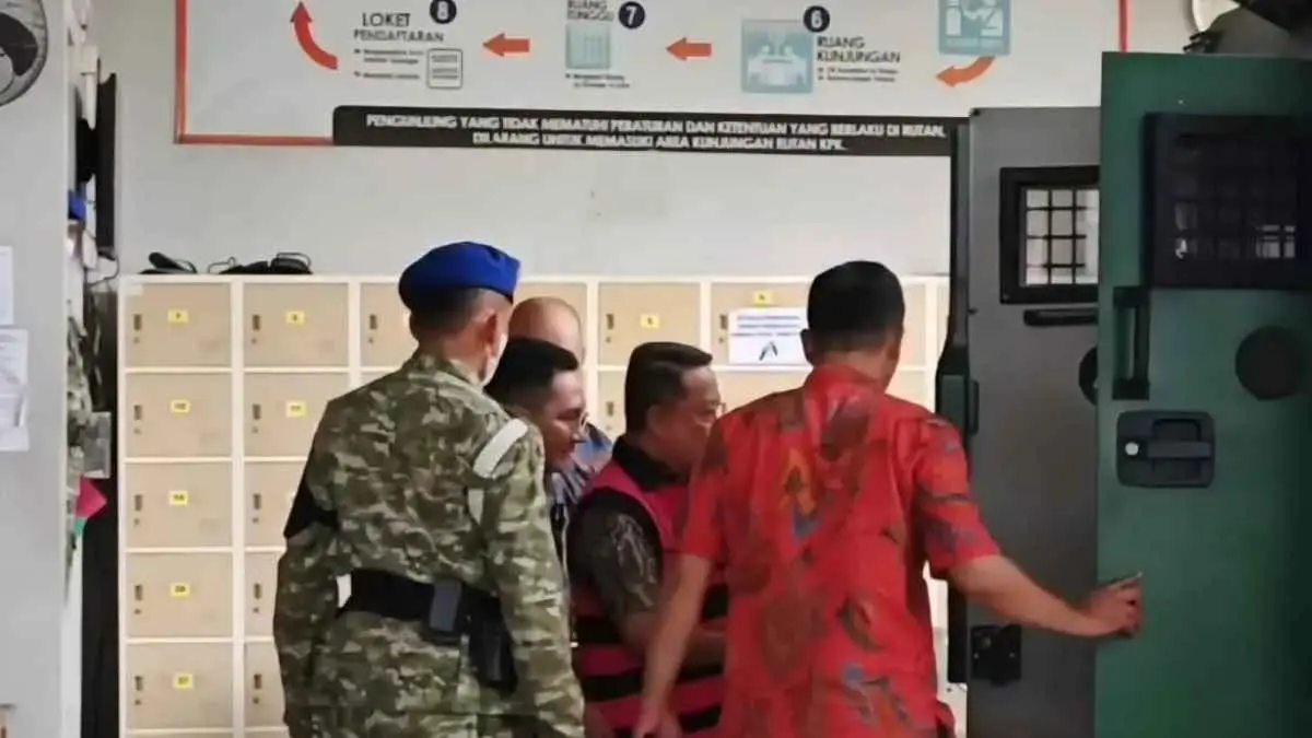 Dijemput dengan tangan terborgol dan dikawal aparat, Febrie Adriansyah meninggalkan Rutan KPK menuju Gedung Kejagung. Eks Jampidsus itu diperiksa Tim 9 terkait dugaan korupsi dan TPPU. Penyidik juga tengah menelusuri temuan emas 74 kilogram dan uang tunai bernilai ratusan miliar dalam perkara tersebut. (Muhamad Ridwan/JawaPos.com).