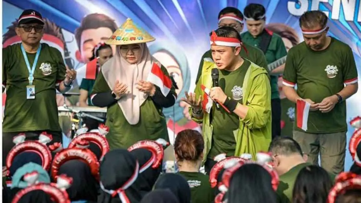 Bukan cuma soal siapa yang menang! Lomba 17 Agustus di lingkungan Sekretariat Kabinet berlangsung meriah dengan gelak tawa, sportivitas, dan semangat gotong royong. Sekretaris Kabinet Teddy Indra Wijaya juga ikut berbaur bersama para pegawai menyambut HUT ke-81 RI. (Sumber Foto: Instagram @sekretariat.kabinet)