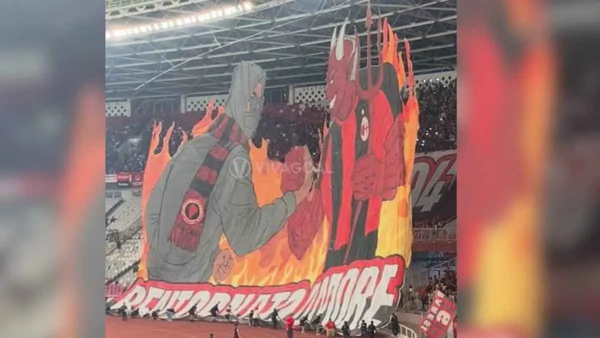 Koreo dari Milanisti Indonesia bertuliskan “Bentornato Amore” menjadi simbol kerinduan Milanisti Indonesia menyambut AC Milan kembali ke Jakarta, meski malam ini Rossoneri harus tumbang 0-3 dari Chelsea. (Vivagoal)
