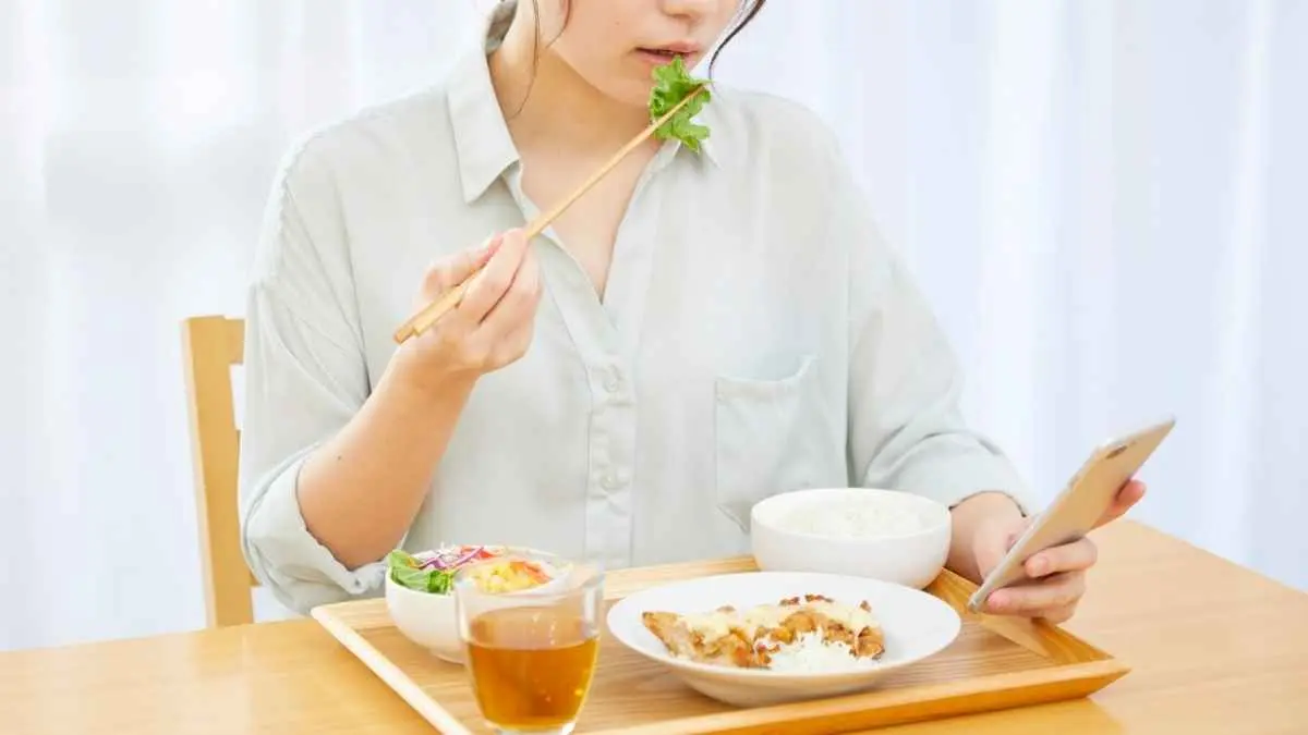 Sudah makan sehat, tapi cara makannya sudah benar? Ternyata kebiasaan kecil seperti makan terburu-buru, langsung minum teh atau kopi, hingga terlalu takut makan lemak bisa memengaruhi penyerapan zat gizi tertentu. Jangan cuma perhatikan isi piring, cara makannya juga penting! (ilustrasi)