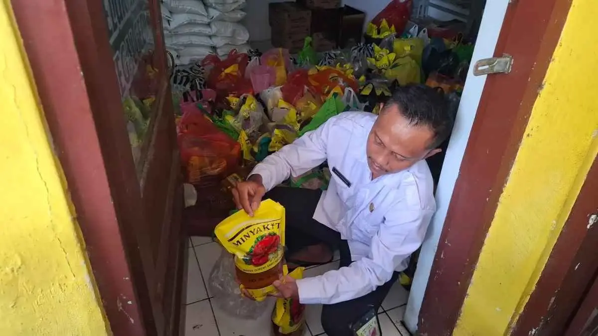 Jangan cuma lihat warna dan harga! BPOM menemukan MinyaKita berbau seperti solar dan minyak tanah hingga peredarannya dihentikan. Kalau minyak goreng di rumah tiba-tiba berbau aneh, jangan nekat dipakai. Kenali cirinya dan simak langkah yang harus dilakukan. (Solopos/Indah Septiyaning Wardani)