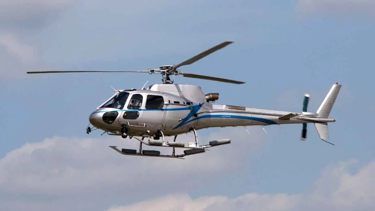 Niat menikmati panorama Rio de Janeiro dari udara justru berakhir tragis. Helikopter wisata jatuh di kawasan Taman Nasional Tijuca dan menewaskan empat orang, termasuk tiga wisatawan asal Kolombia yang masih satu keluarga. Pemerintah Rio kini mendorong evaluasi dan pengawasan penerbangan wisata diperketat. (ilustrasi helikopter)