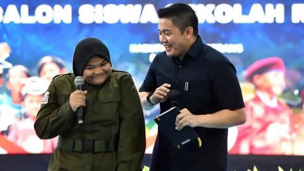 Datang untuk meninjau MPLS, Seskab Teddy justru mendapat cerita yang menyentuh. Saat berdialog dengan siswa Sekolah Rakyat di Curug, Teddy mengetahui Rizky terkendala biaya pengobatan akibat gangguan penglihatan. Dukungan pun langsung diberikan agar Rizky bisa kembali fokus mengejar cita-citanya. (Sumber Foto: Instagram @sekretariat.kabinet)