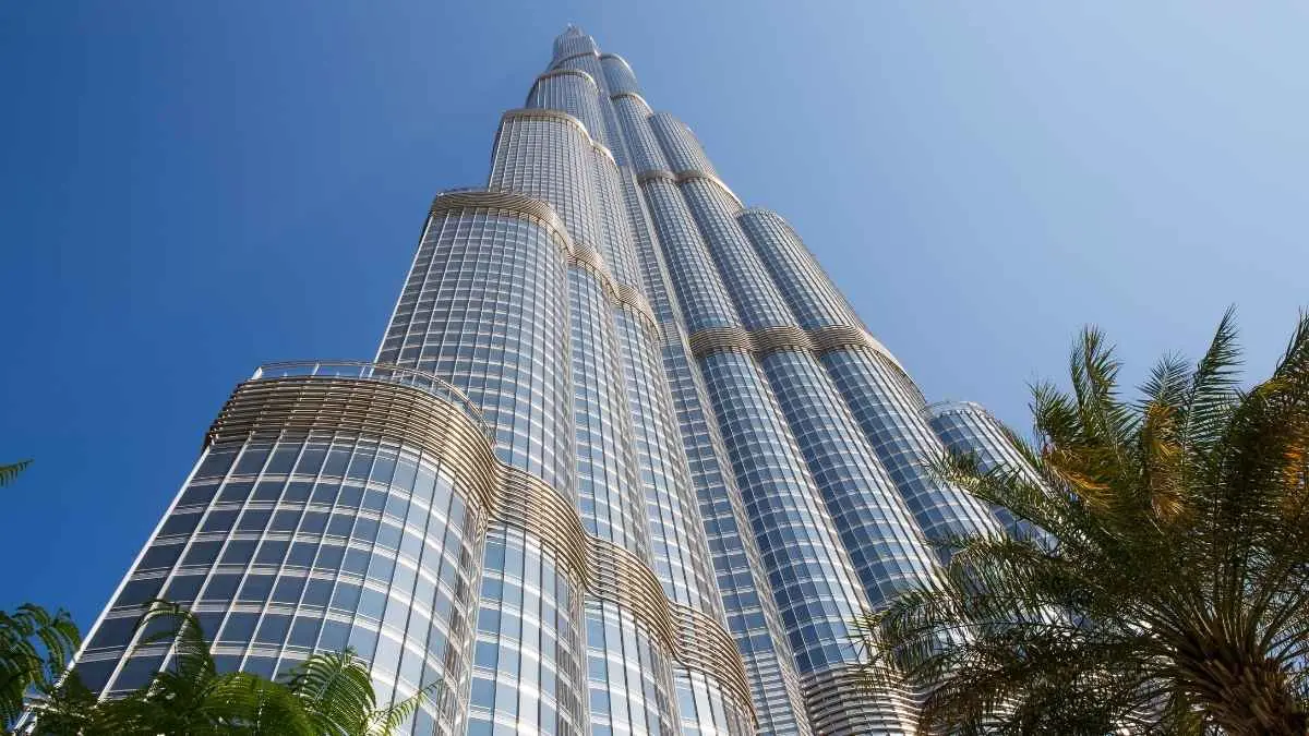 Kenapa lihat kapal raksasa atau gedung pencakar langit malah bikin merinding? Bisa jadi cuma rasa tak nyaman, tapi pada sebagian orang, ketakutan terhadap benda berukuran sangat besar dapat berkaitan dengan megalofobia. (ilustrasi)