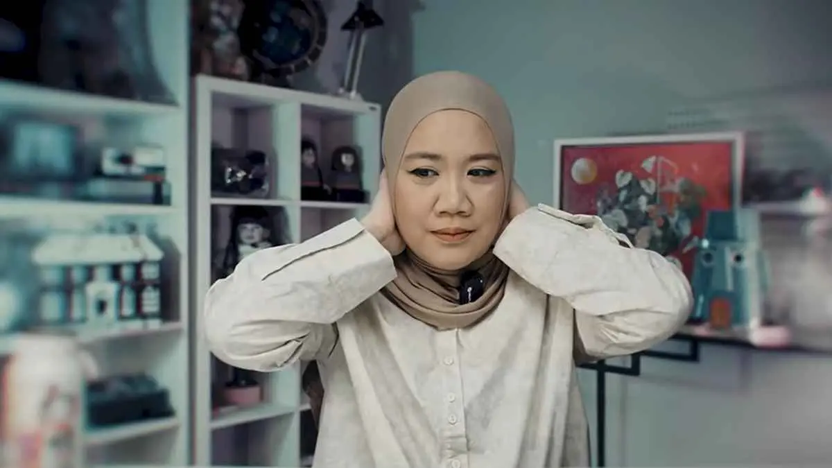 Awalnya cuma konflik keluarga dan rumah baru yang terasa aneh, tapi semuanya berubah setelah pocong mulai muncul di desa. (youtube.com/@NadiaOmaraa)