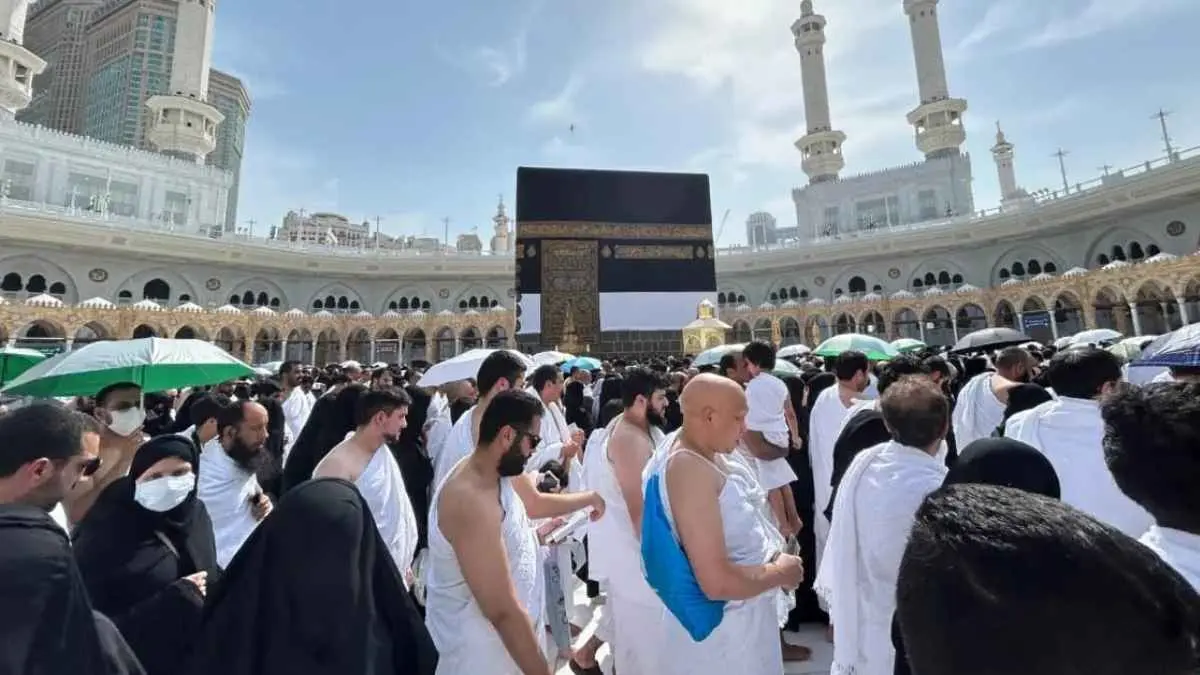 Jangan cuma lihat harga murah! Pastikan travel umrah punya izin resmi agar uang dan perjalanan ibadah tetap aman. (Bayu Putra/JawaPos.com)