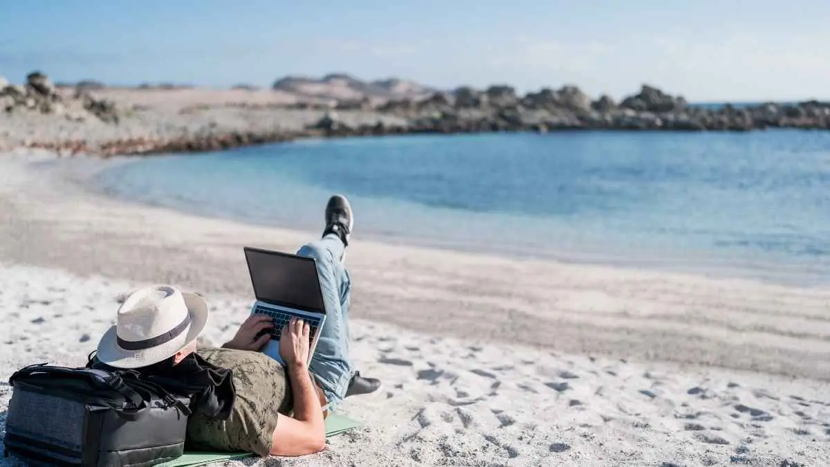 Kerja sambil traveling memang kelihatan keren, tapi di balik foto estetik ternyata ada sisi gelap digital nomad yang jarang dibagikan. (Ilustrasi)