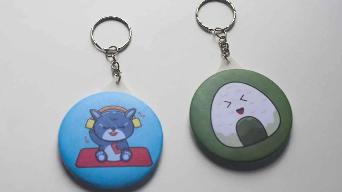 Tas polos sekarang bukan berarti membosankan. Tinggal tambahkan keychain favorit, langsung berubah jadi aksesori fashion yang punya cerita. (Ilustrasi keychan)