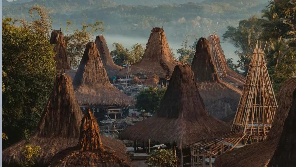 Tren Sanctuary Travel Makin Populer, Gen Z Mulai Tinggalkan Staycation Mewah dan Pilih Menepi ke Kampung Adat (Ilustrasi)