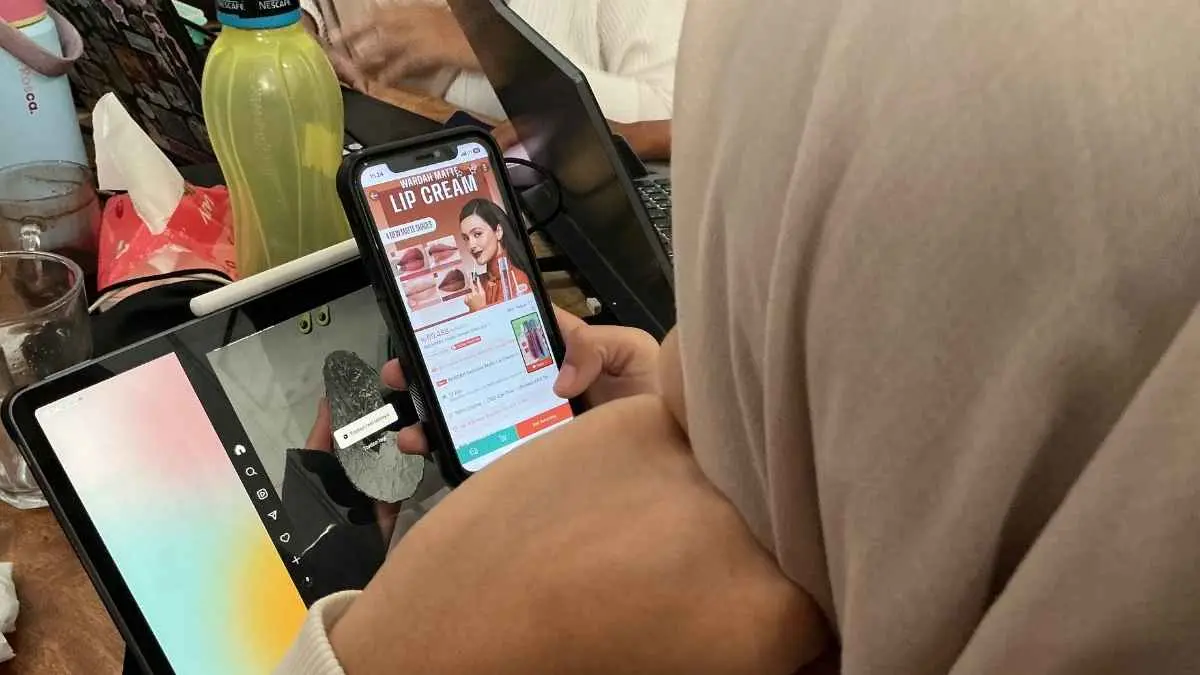 Uang lagi seret tapi tetap pengin checkout? Bisa jadi bukan kamu saja, ada fenomena psikologi bernama Lipstick Effect. (Muhammad azlan syah/Radar Bonang)