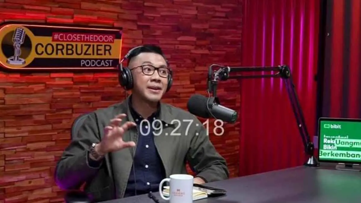 Lelah boleh, tapi berkata kasar kepada pasien? Dr. Gia Pratama punya pandangan menarik soal batas profesionalisme nakes. (Sumber Foto: Tangkapan layar YouTube @Dedy Corbuzier)