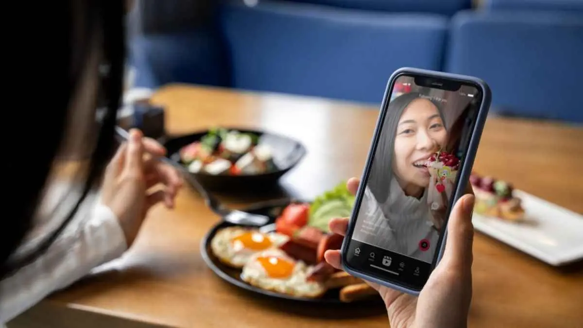 Niatnya cuma scrolling, ujung-ujungnya malah checkout makanan viral. Jangan-jangan selera makanmu sudah diatur FYP? (https://morefoodexpo.com/)