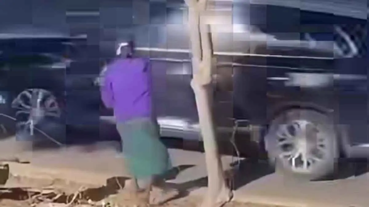 Aksi lempar botol kaca ke kendaraan bikin pengguna jalan resah. Warganet pun mempertanyakan penanganan terhadap perempuan tersebut.(Sumber Foto: Tangkapan layar Video Instagram @beritaasal)