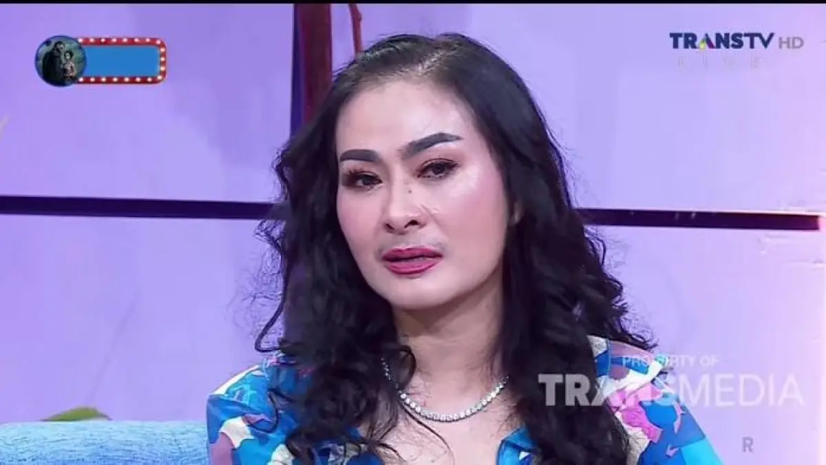 Benarkah Devano dan Baila putus? Iis Dahlia akhirnya buka suara dan mengungkap alasan keduanya kini jarang terlihat bersama. (Sumber Foto: Tangkapan layar YouTube @TRANSTVofficial)