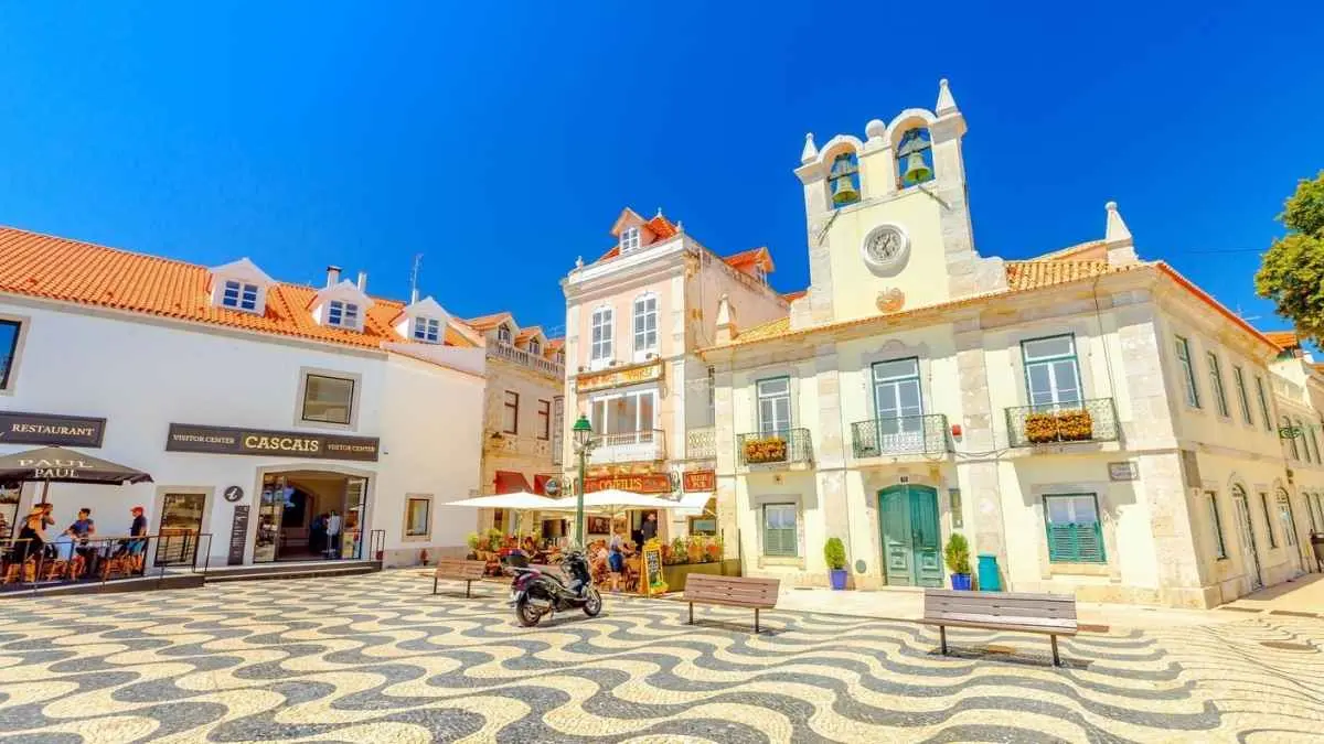 Cascais bukan cuma tempat Ronaldo dan Georgina menikah. Kota pesisir Portugal ini punya pantai cantik, sejarah panjang, dan Boca do Inferno yang ikonik. (guide.planetofhotels.com)