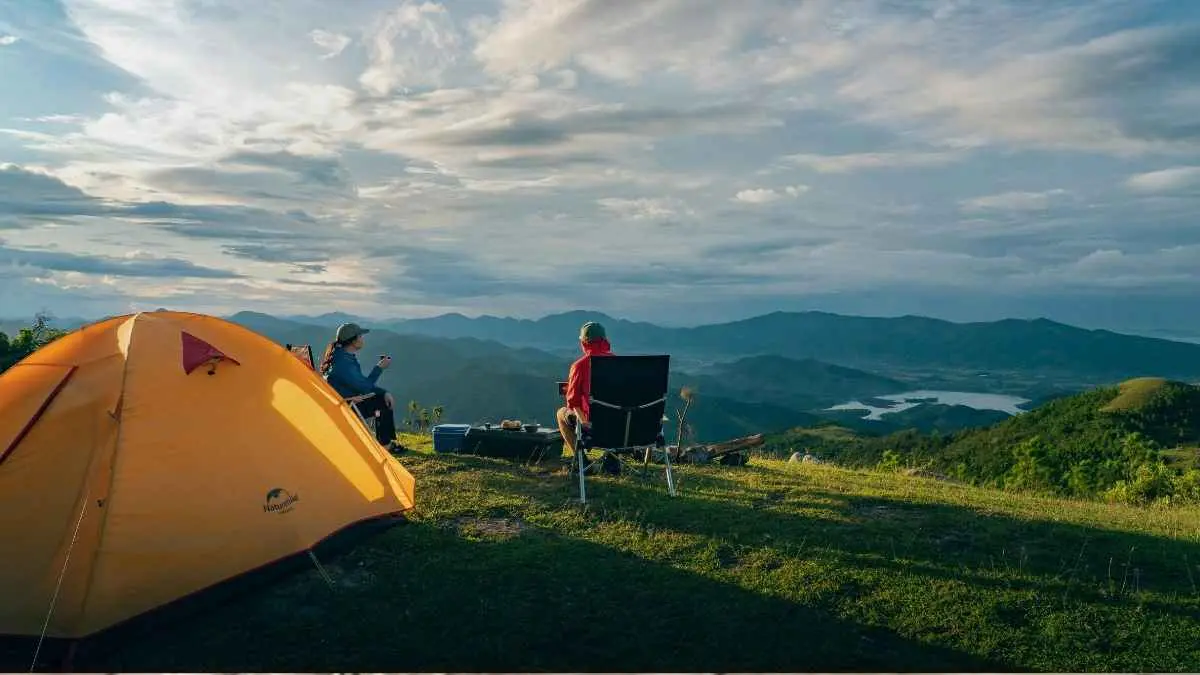 Mau camping tapi bingung pilih gunung atau camping ground? Kenali bedanya dulu biar pengalaman pertama nggak malah jadi drama. (Ilustrasi)