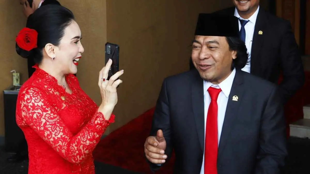 Bukan minta harapan, Komeng justru punya permintaan sederhana untuk Presiden Prabowo: “juara satu.” Tapi maksudnya bukan soal perlombaan. Menurut Komeng, juara satu adalah ketika pemerintah benar-benar memikirkan kesejahteraan rakyat. (Dery Ridwansah/JawaPos.com)