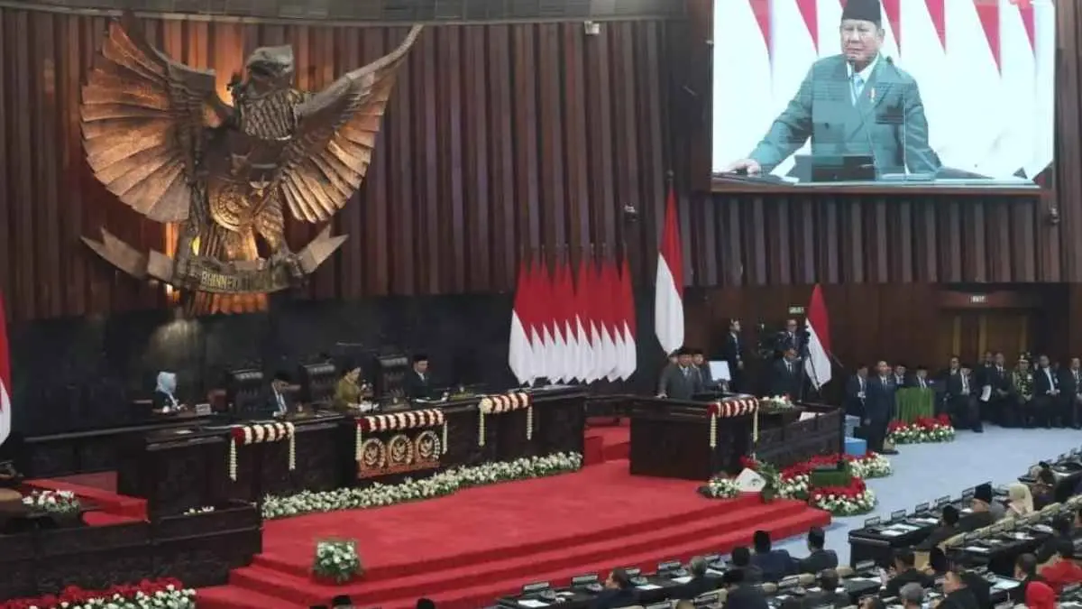 Ketua DPD RI Sultan Bachtiar Najamudin menilai Prabowo-Gibran mampu bekerja selaras. Ia juga menyoroti langkah pembenahan ekonomi yang disebut seperti “mencabut duri”: sakit, tetapi diperlukan agar Indonesia bisa pulih dan semakin mandiri. (Dery Ridwansah/ JawaPos.com)