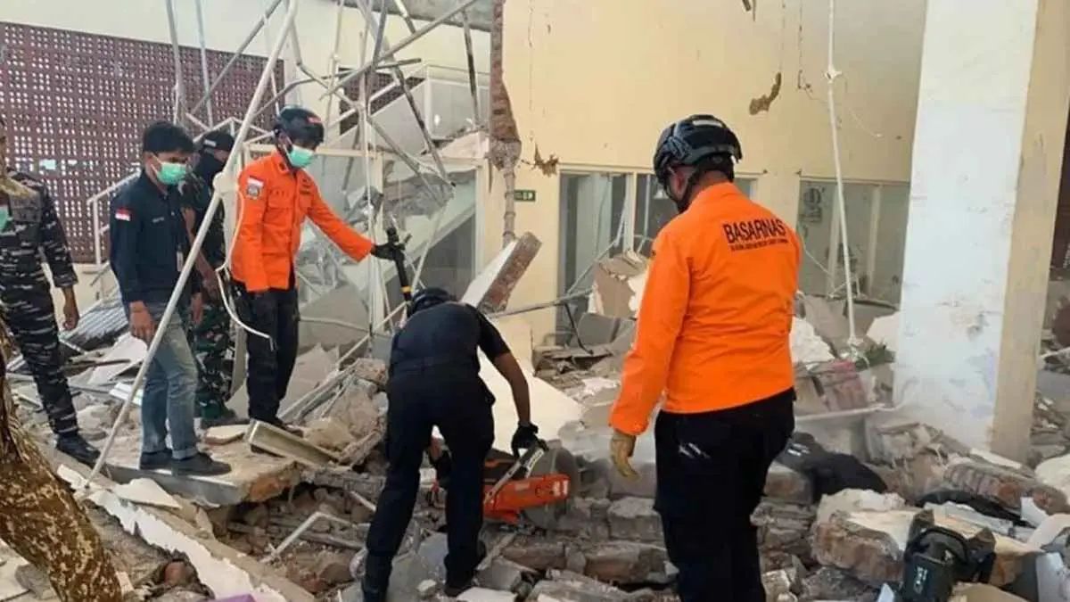 Gempa M7,7 mengguncang NTT pada Sabtu dini hari. Peringatan tsunami sempat dikeluarkan BMKG sebelum akhirnya diakhiri. Data BNPB terbaru mencatat 14 orang meninggal dunia, sementara gempa susulan masih terus terjadi. (ANTARA/HO-Kantor SAR Maumere/aa)