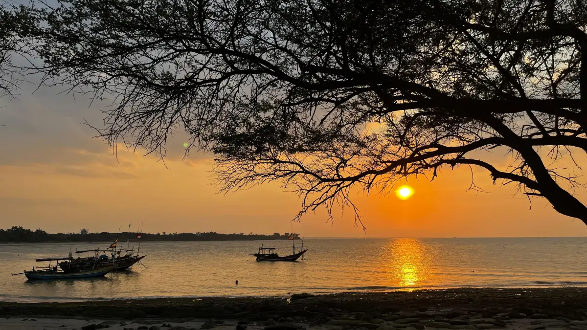 Panorama sunset di Pantai Sowan Kecamatan Bancar, Tuban. (SHAFA DINA HAYUNING MENTARI/ RADAR BONANG)